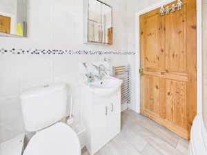 BATHROOM B- click for photo gallery